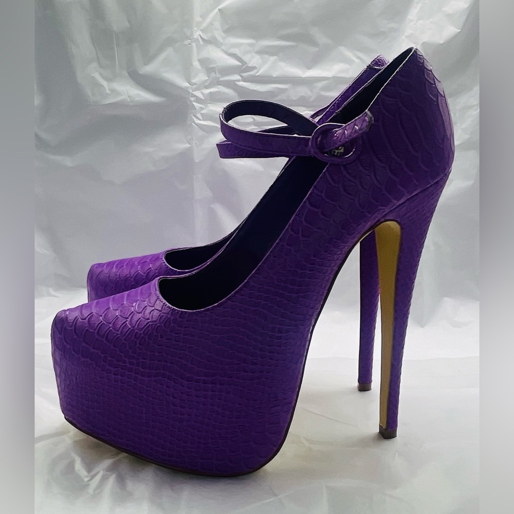 Penny sue purple skin like womens heels size 8.5